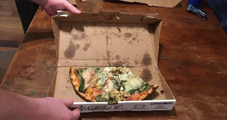 Эту коробку для пиццы можно сложить пополам, чтобы было удобно хранить остатки 