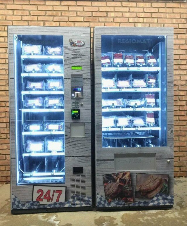 Эта мясная лавка имеет перед магазином торговый автомат с мясом, на тот случай, если вам надо что-либо приготовить, а они уже закрылись 