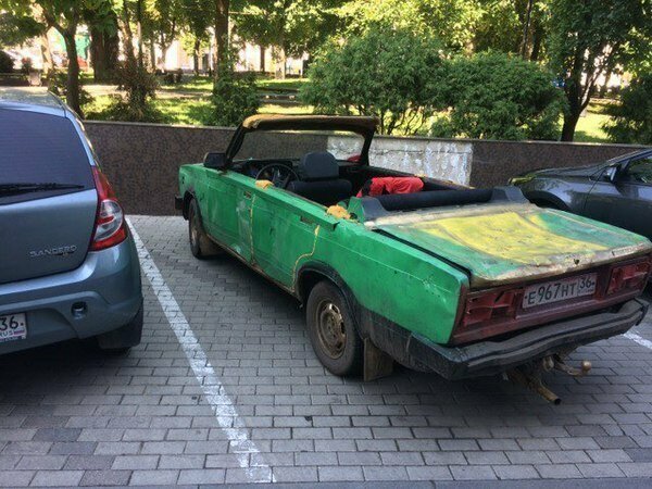 ВАЗовская классика со срезанной крышей и заваренными дверями - это самая распространенная "модель" кабриолета на российских дорогах