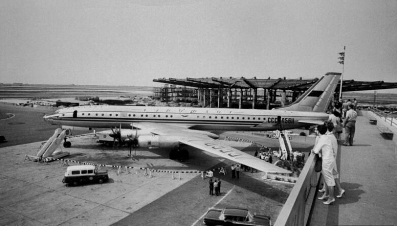Самый большой на тот момент пассажирский самолёт в мире Ту-114 «Россия» в Нью-Йорке. Высоты трапа не хватило. США. 1959 г.