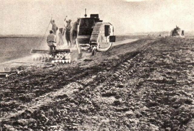 Захваченные у войск Антанты британские танки, используемые вместо тракторов в колхозе, СССР, 1920-е