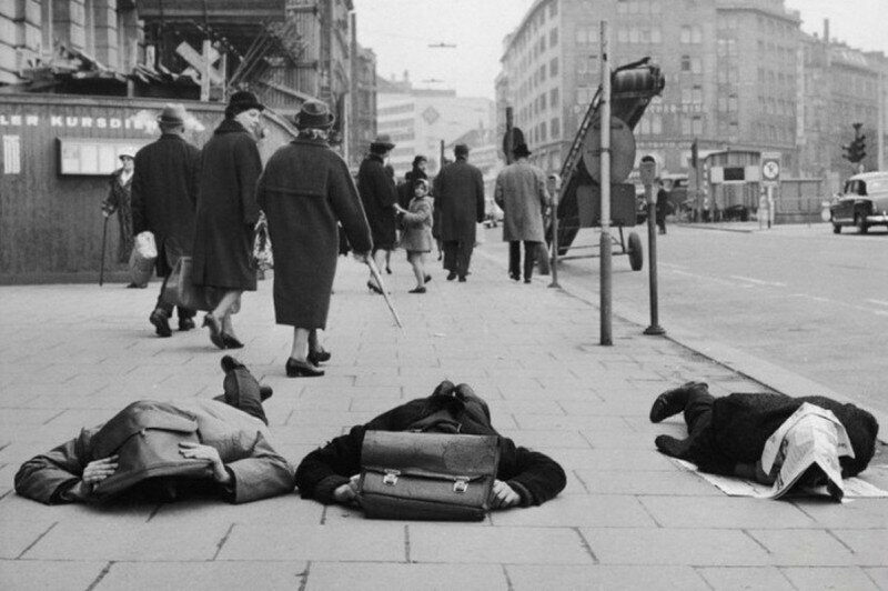 Активисты демонстрируют, как вести себя в случае ядерного удара. Гамбург, 1963 год.