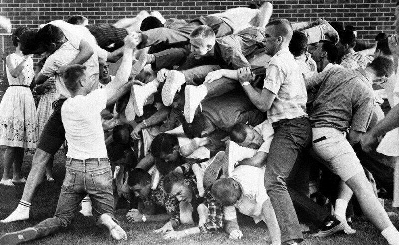 Студенты колледжа Фресно пытаются установить мировой рекорд по количеству людей на одной кровати (73 человека) 17 мая 1961 года в городе Фресно, Калифорния. Рекорд был побит, когда на эту кучу взгромоздили пять девушек. (AP Photo)