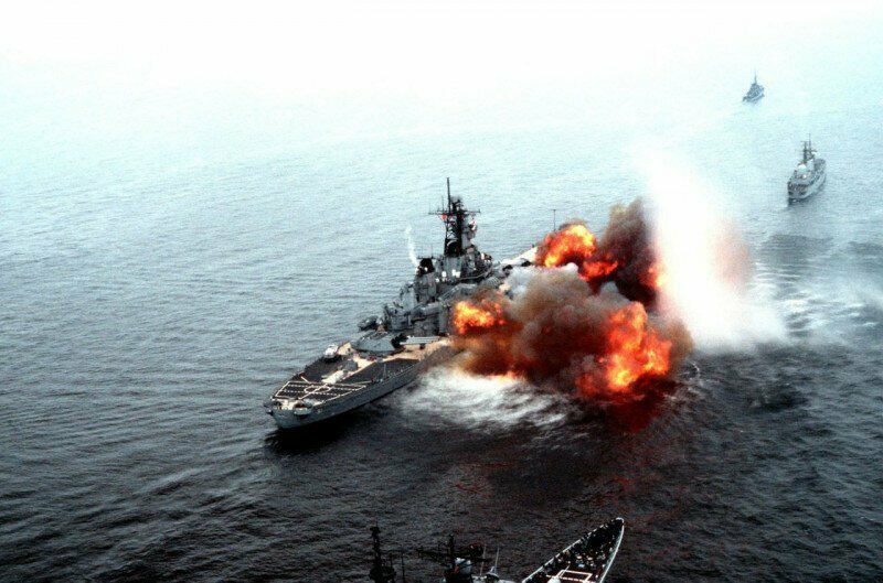 Линкор USS Iowa ведет огонь из орудий главного калибра во время учений BALTOPS'85. Балтийское море. Осень 1985 года.