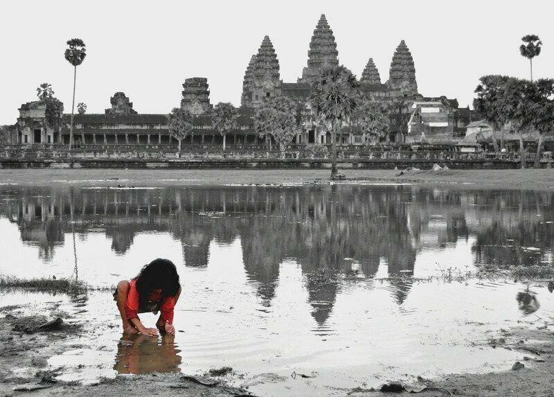 За всемирно известным индуистским храмовым комплексом Ангкор-Ват в Камбодже плещется болото.