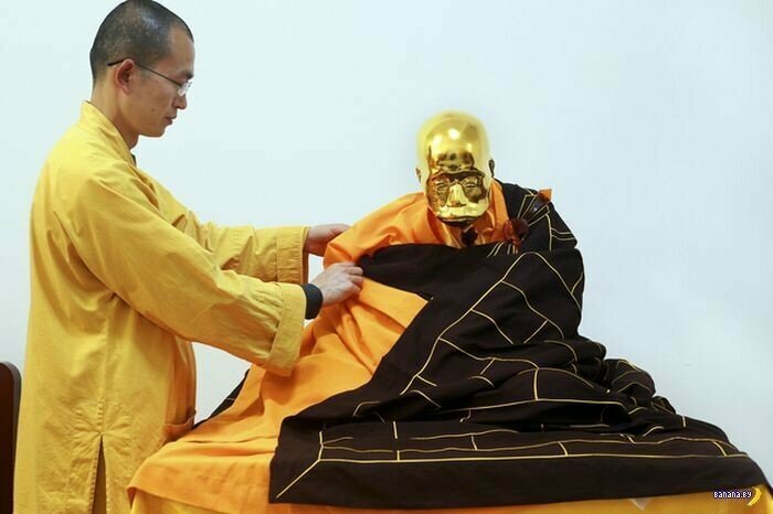 Как из монахов делают статуи