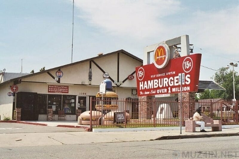 Компания «Макдональдс» начинала с продажи хот-догов