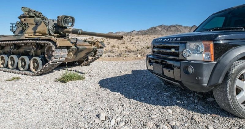 Зрелищный расстрел Land Rover Discovery из танка и гранатомета