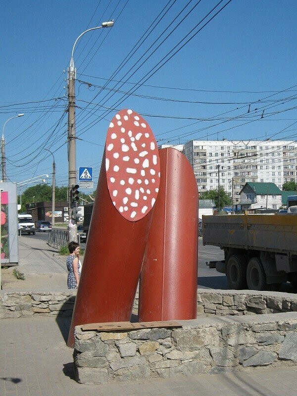 Памятник колбасе.