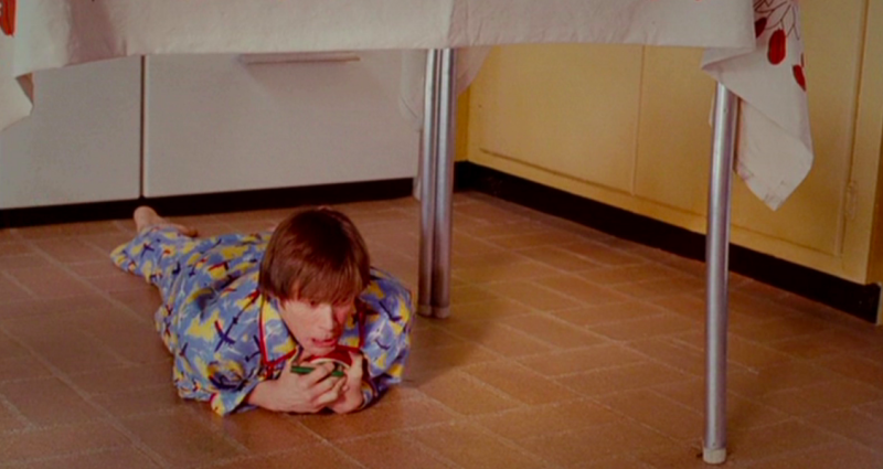 Во время сцены малыша Джоела в "Вечном сиянии чистого разума" использовался наклонный пол и перекошенная поверхность, чтобы сделать Джима Керри похожим на маленького ребенка рядом с Кейт Уинслет