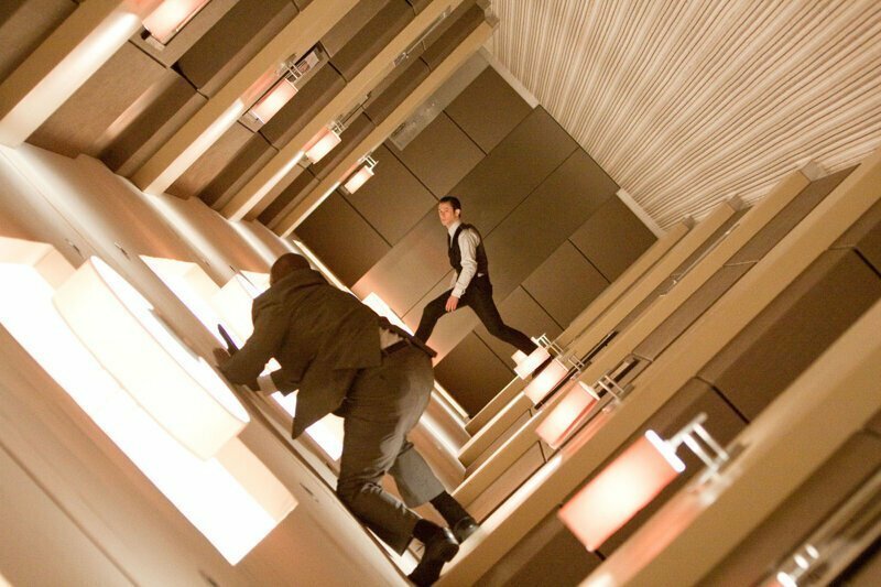 Для сцены в коридоре в "Начале" был создан гигантский вращающийся коридор, а также использовались маркеры захвата движения на актерах