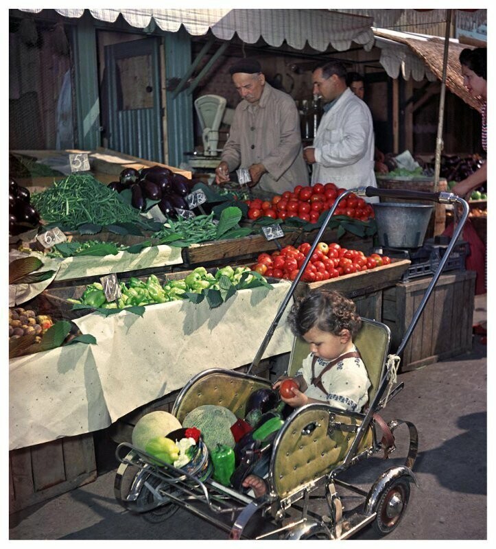 Бухарест. Торговля овощами на базаре «Амзей». Андрей Новиков, 1954 г.: