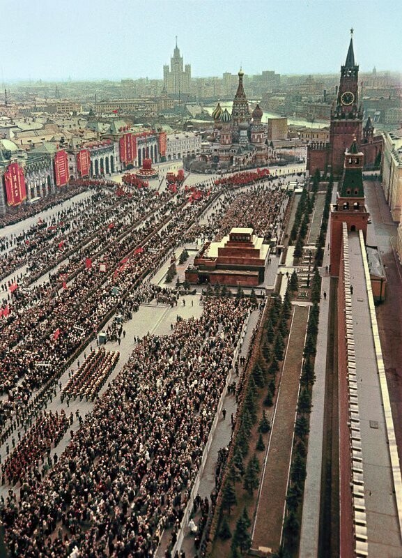 Демонстрация на Красной площади. Андрей Новиков, 1956 г.: