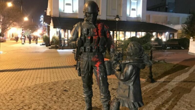 В Крыму пьяный мужчина облил краской памятник «вежливым людям»