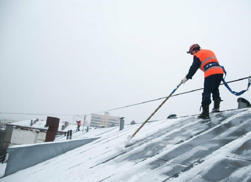 Борьба со снегом на земле и в воздухе: за выходные в Петербурге очистили крыши 1580 домов