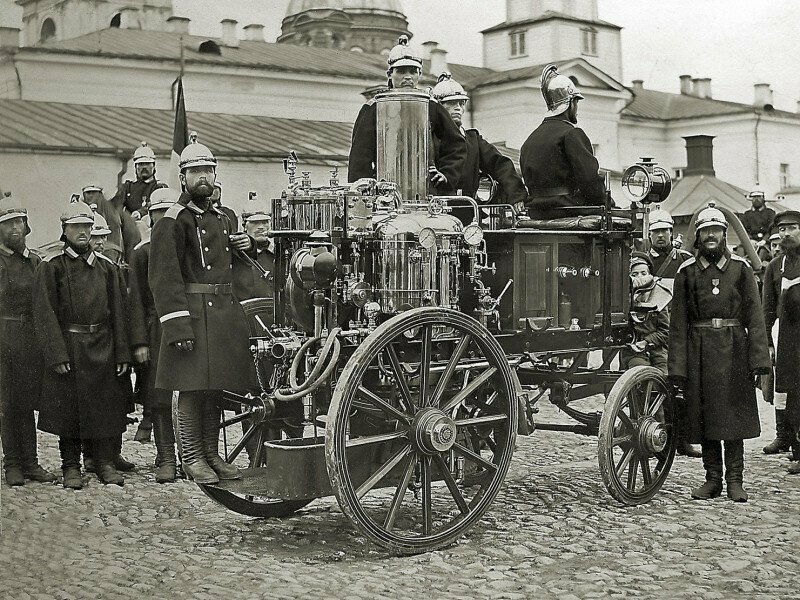 Первая пожарная машина в городе. Российская империя, Казань. 1900–е годы.