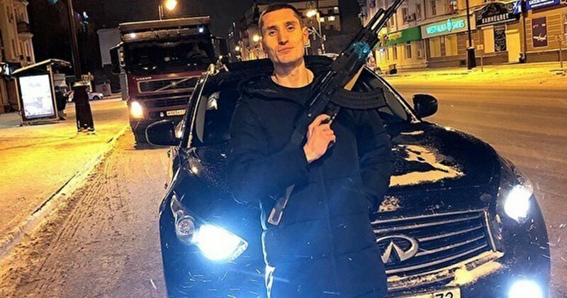 Блогера арестовали на 12 суток за езду с автоматами