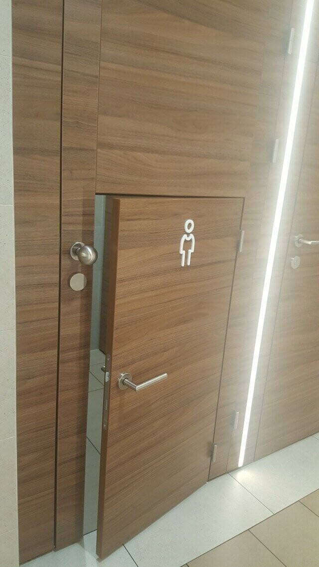 Дверь в туалет с дополнительной дверью для детей