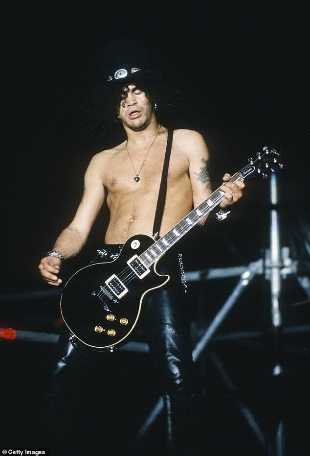 Слэш на выступлении Guns 'N' Roses в 1992 году