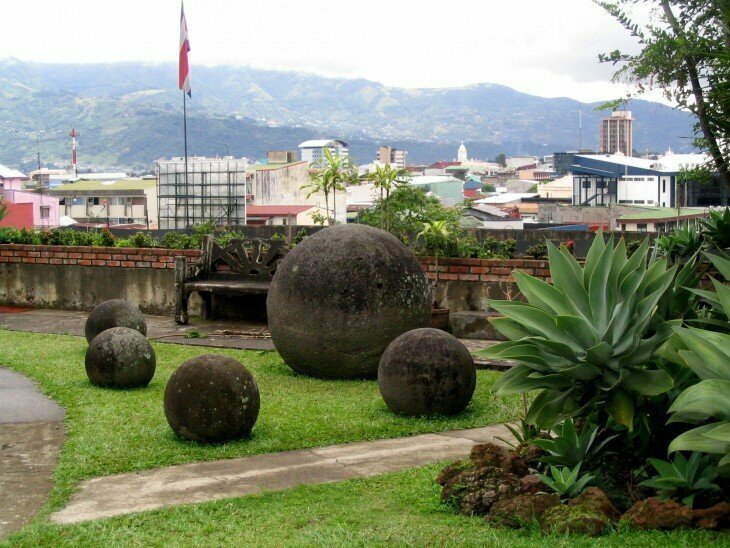 1. Гигантские каменные шары Коста-Рики