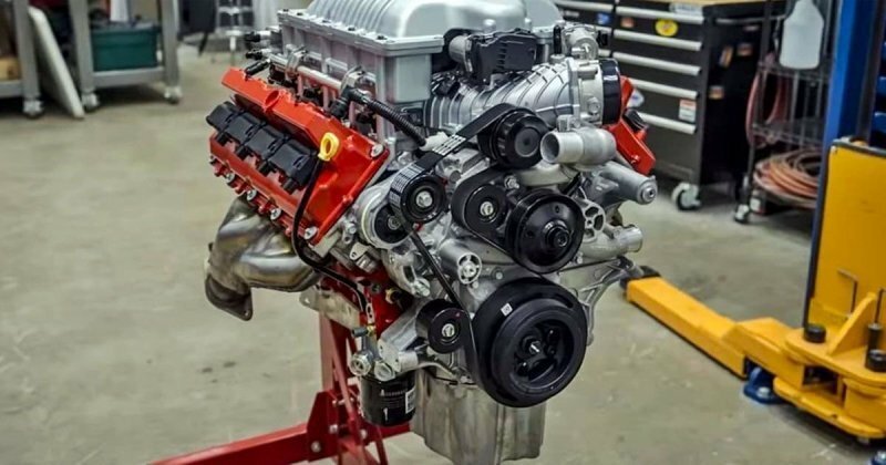 Таймлапс видео сборки двигателя Dodge Challenger SRT Demon 