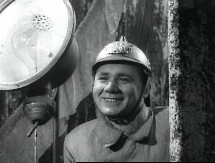 Евгений Леонов – роль пожарного в картине «Счастливый рейс» 1949 года 