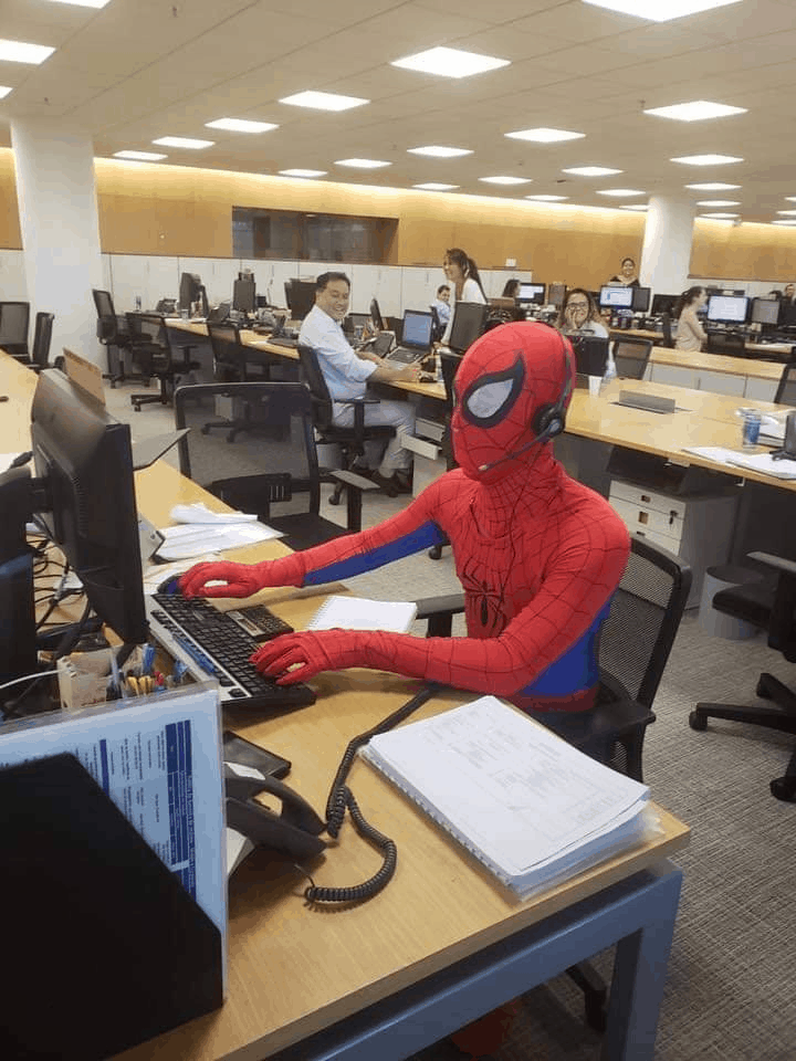 В последний рабочий день выдумщик наплевал на дресс-код и пришёл в офис костюме Человека-паука