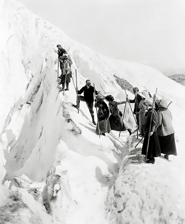 Туристы на леднике Парадайс в Вашингтоне, приблизительно 1911-1920 годы