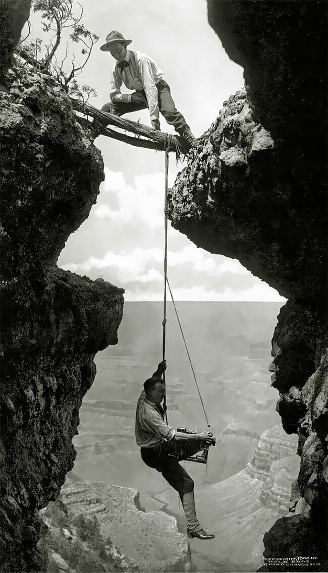 Фотографа держат на веревке альпиниста, Гранд-Каньон, США, 1908