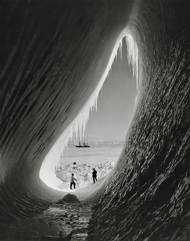 Грот в айсберге, Британская антарктическая экспедиция, 1911 год