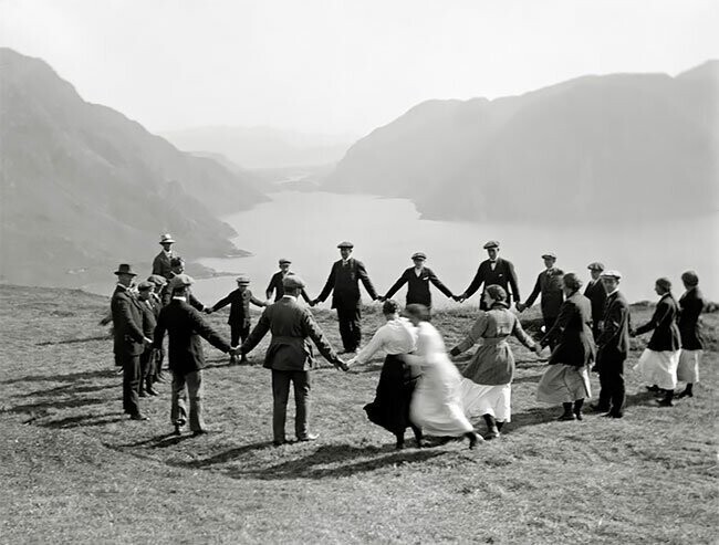 Жители коммуны Хасвик в Норвегии играют в игру slå på ring, 1910 год