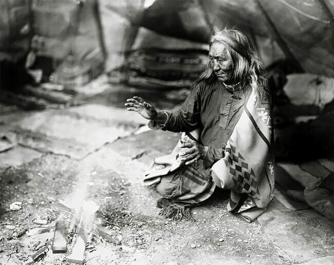 Женщина из индейского племени навахо греет руки, 1915 год