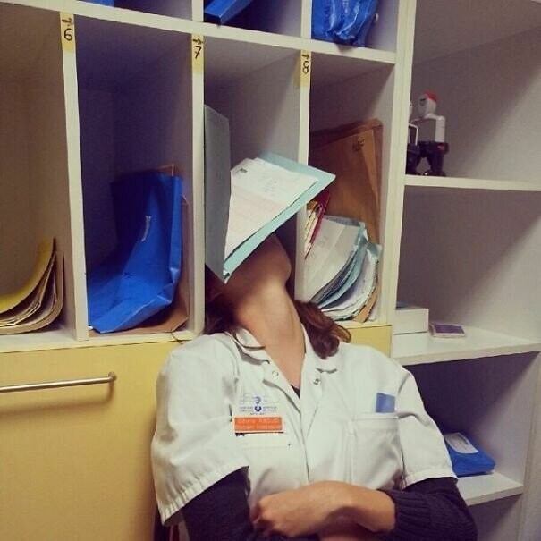 Не нужно осуждать врачей, которые спят на работе