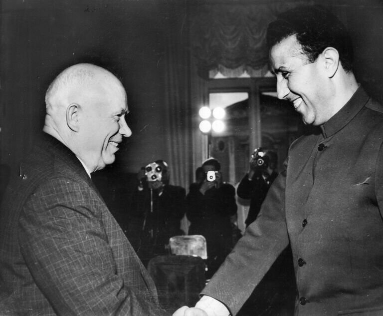 В апреле 1964 года президент Алжира Ахмед Бен Делла из рук Никиты Хрущева получил звание Героя Советского Союза и значительную экономическую помощь. Это не мешало Алжиру получать и помощь от США, а также вступить в движение Неприсоединения. Уже к лет