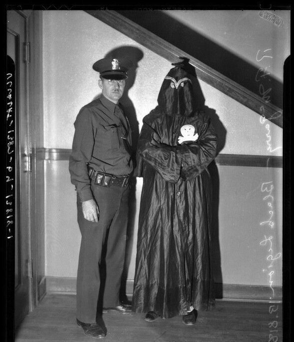 Полицейский стоит рядом с членом “Черного легиона”. 1936 год.