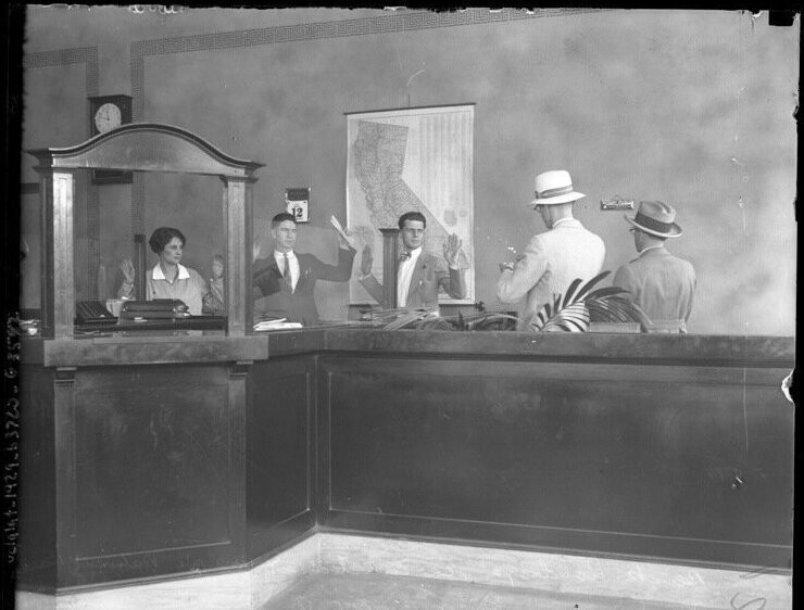 Полиция расследует дело об ограблении банка Pacific National. 1928 год.