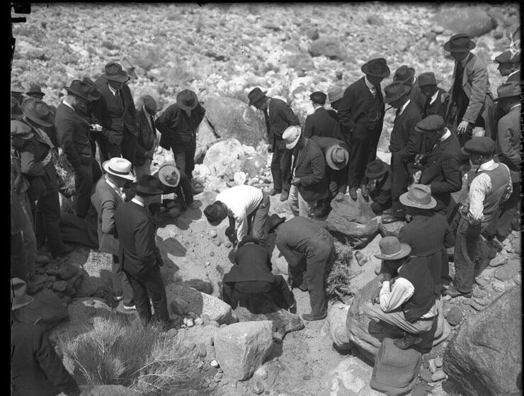 Шериф вместе с членами поисковой команды ищут тело одной из жертв Джеймса Ватсона. 1920 год.