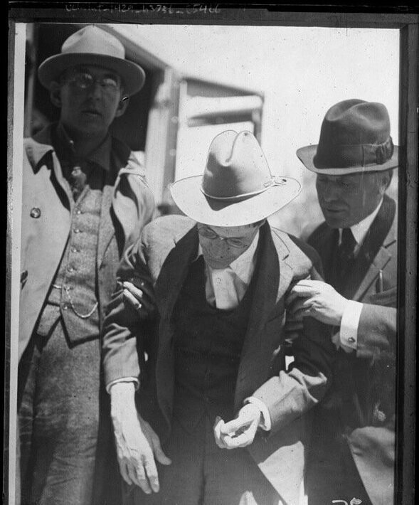 Ватсон в сопровождении двух шерифов. 1920 год.