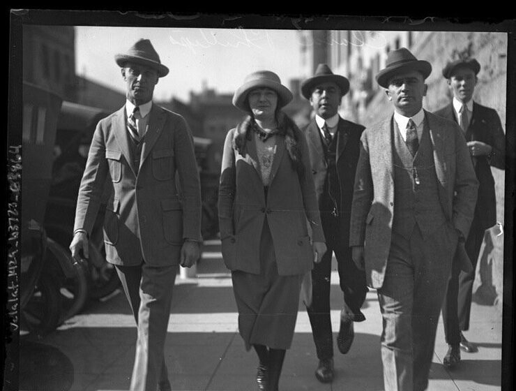 Клара Филипс идет в суд в сопровождении полицейских. 1922 год.