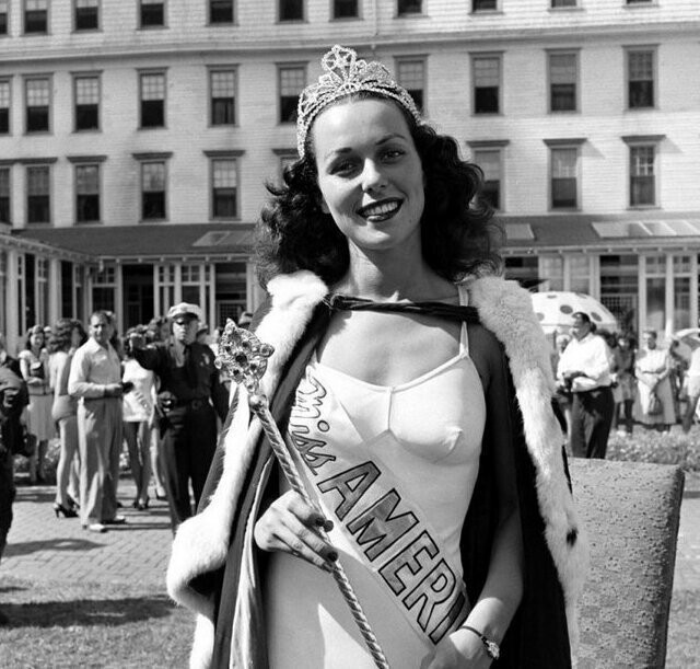 Мисс Америка 1945 года.
