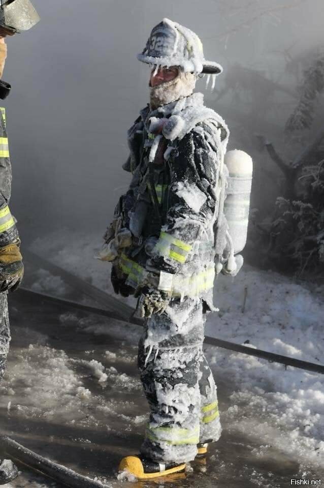 Пожарный на морозе