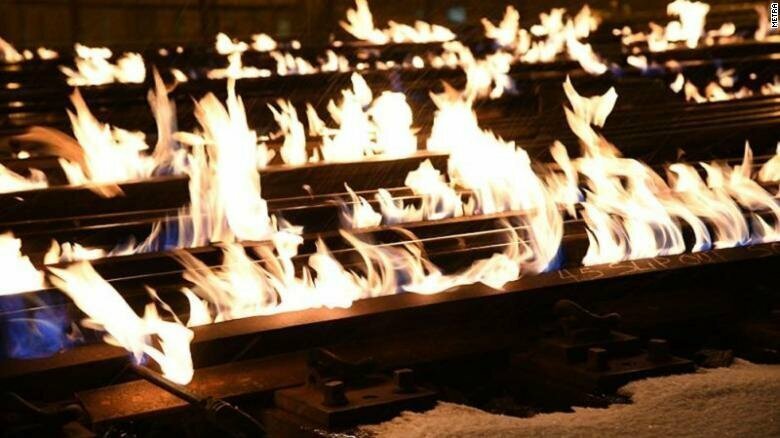 Этот поезд в огне: в замерзшем Чикаго пришлось поджечь рельсы
