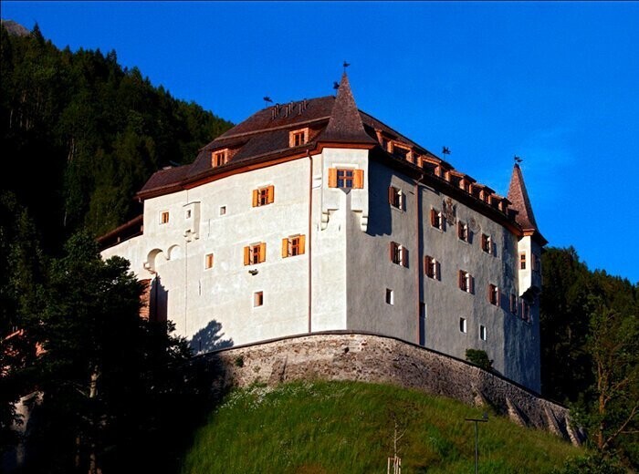 Замок Лангберг в Восточном Тироле, Австрия