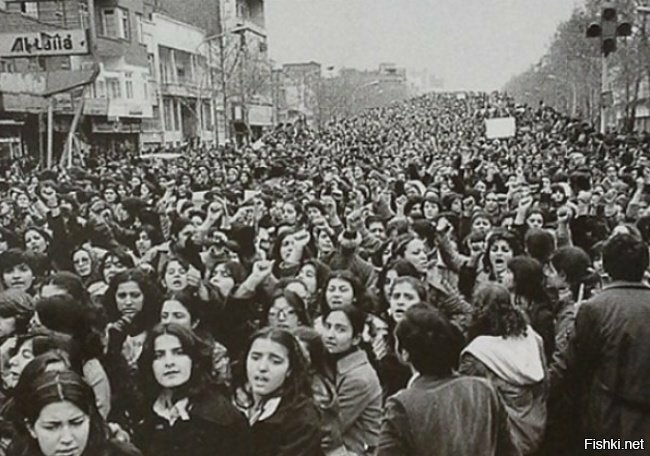 Иранские женщины протестуют против принудительного ношения хиджаба, введенног...