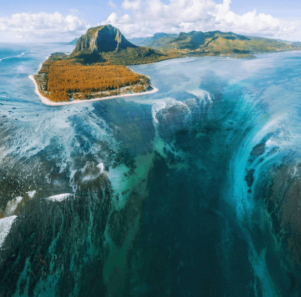 12. Из-за оптической иллюзии на Маврикии кажется, что песок на дне океана выглядит как пропасть