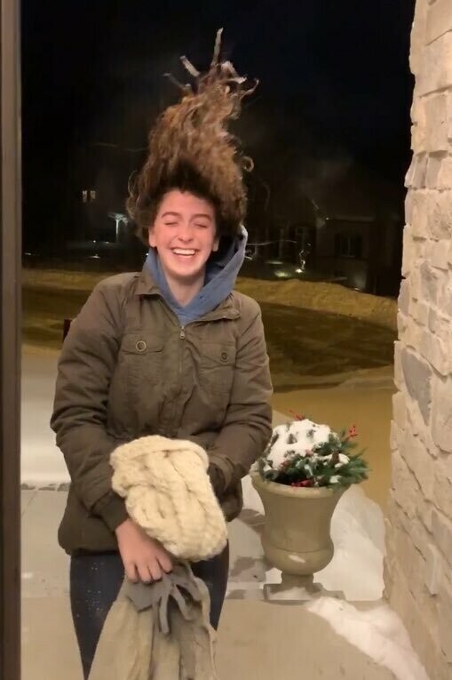 Девушка показала, как лютый холод вертикально заморозил её волосы