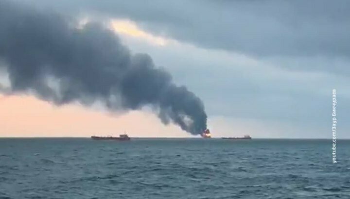 Спасателям не удалось потушить загоревшиеся в Черном море танкеры