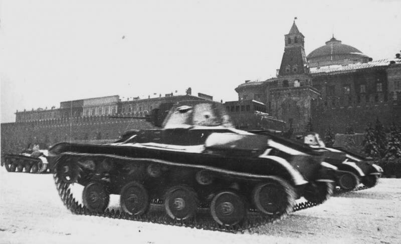 На фото - Т-60 на параде на Красной Площади, 1941