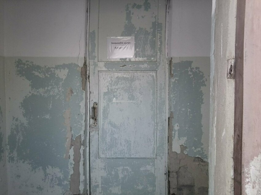Такая дверь находится в этом учреждении в посёлке Энергетиков, Троицк (Челябинская область)
