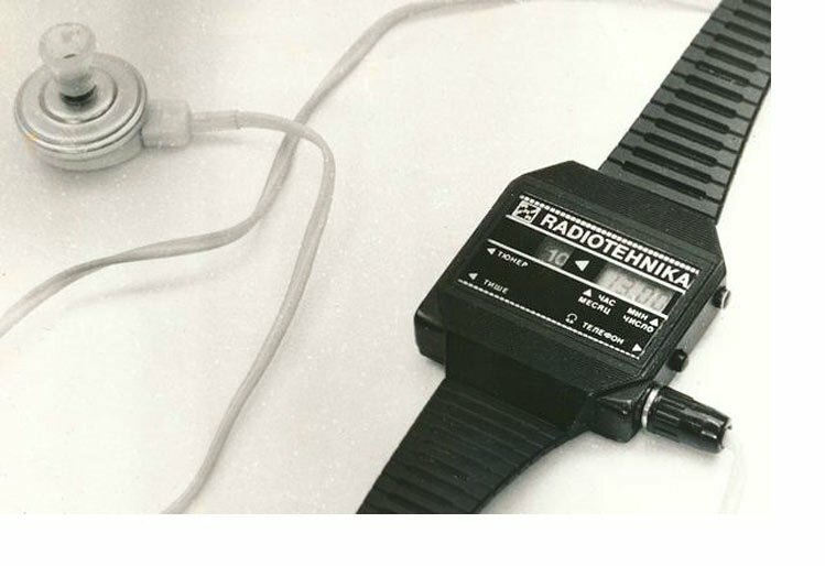 Очень стильный аксессуар преуспевающего автовладельца из ссср конца восьмидесятых годов — латвийские часы Радиотехника со встроенным радиоприемником.